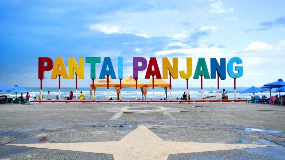 Pemandangan matahari terbenam di Pantai Panjang Bengkulu